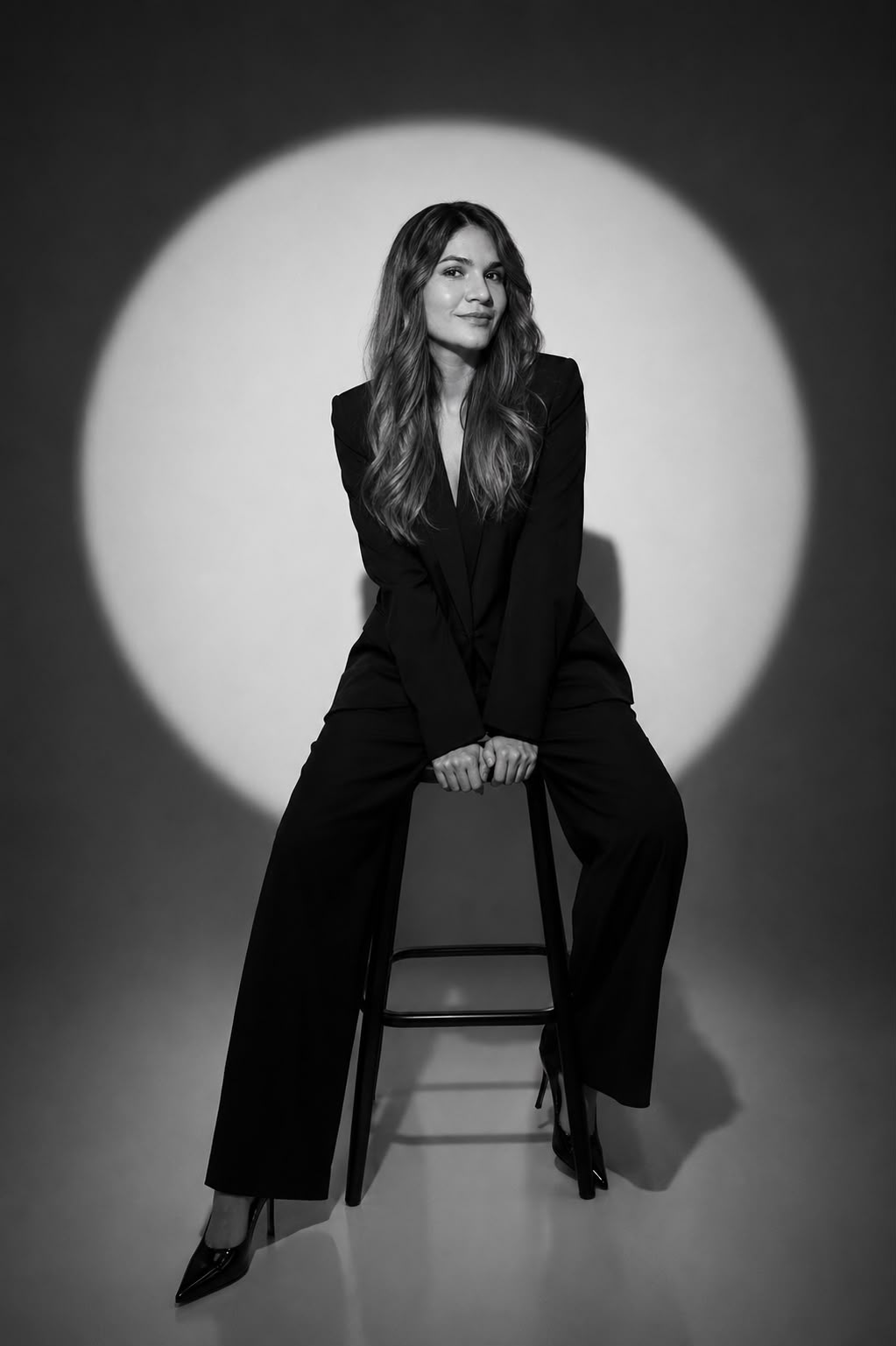 Dra. Adriana Varela en retrato editorial